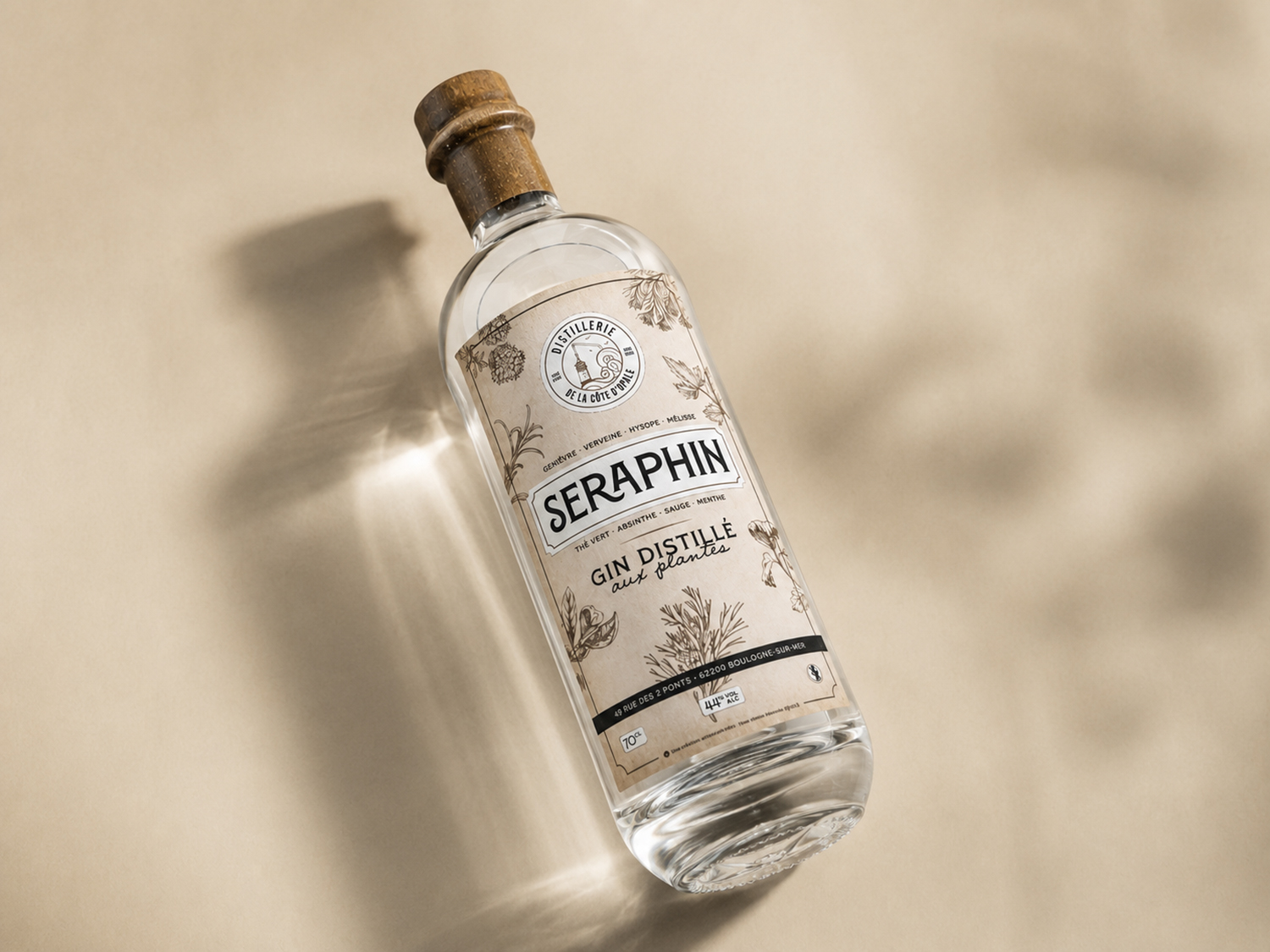 Création étiquette gin Séraphin · Étiquette du gin Séraphin pour Le Chais · Design d’étiquette de gin inspiré des apothicaires · Packaging botanique du gin Séraphin · Étiquette gin Distillerie de la Côte d’Opale · Création graphique pour bouteille de gin Séraphin · Design d’étiquette inspiré des herboristeries